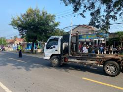 Sopir Mengantuk, Expander Tabrak Karimun hingga Terjun ke Parit