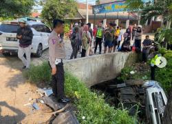 Diduga Sopir Mengantuk, Mobil Expander Tabrak Suzuki Karimun Hingga Masuk Parit