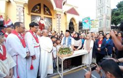 Ramadhan Bertemu Paskah,  Relawan Pemuda Muslim Sukoharjo Datangi Gereja Berbagi Takjil