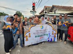 Alumni SMAN Losarang Bagi-bagi Takzil dan Berikan Bantuan untuk Panti Asuhan di Indramayu