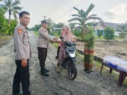 Momen Puasa Ramadhan Polri Berbagi Takjil di Bumi Agung