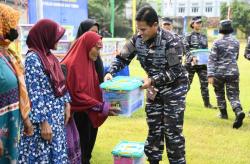 TNI AL Gelontorkan Ribuan Paket  Bantuan Korban Gempa  Tuban dan Bawean