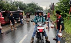 Bengkulu Truk Pick Up Lover Bagikan Ratusan Takjil di Jalur Lintas Bengkulu Lebong