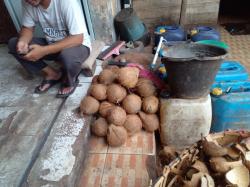 Jelang Lebaran 2024, Harga Kelapa dan Kemiri Bergerak Naik