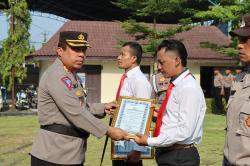 Kapolres Demak Berikan Penghargaan kepada Anggota dan Satpam Berprestasi