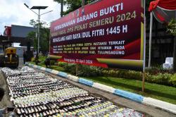 Polres Tulungagung Musnahkan Ribuan Botol Miras dan Knalpot Brong