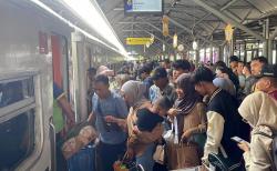 Lebaran Mulai Terasa, Stasiun Kereta Api Sudah Dipadati Pemudik