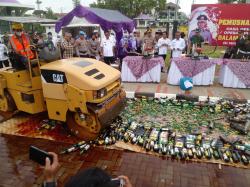 Ribuan Botol Miras Dimusnahkan di Alun-Alun Ciamis