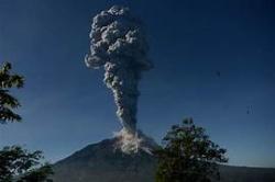 Gunung Merapi Luapkan Awan Panas, Magelang Dilanda Hujan Abu