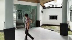 Dana Pokir Belum Cair, Anggota DPRD Maluku Tengah Ngamuk Lempar Pintu Kaca dengan Batu