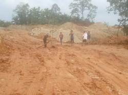 Kesal Tidak Ada Kejelasan Ganti Rugi Dampak Pembangun Tol Serpan, Warga Tutup Akses Jalan