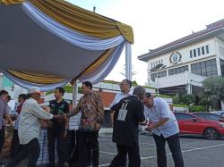 Sekwan DPRD Jatim Bagikan 150 Paket Sembako untuk Warga Kurang Mampu