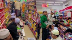 Jemaah Sholat Tarawih di Bogor Meluber hingga Masuk Minimarket, Kasir Tetap Layani Pembeli