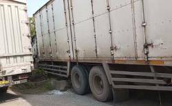 Supir Truk Mengantuk Tabrak Bahu Jalan Menuju Pelabuhan Pelindo Cilegon