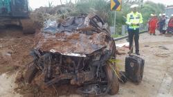 Dramatis! Proses Evakuasi Minibus Terperosok di Tol Bocimi, Butuh 2 Jam Angkat Bangkai Mobil 