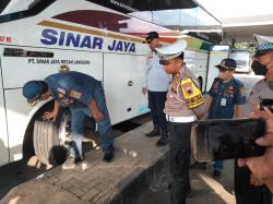 Masuk Terminal Banjarnegara, Sejumlah Bus Jalani Pemeriksaan