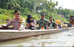 Kapolres dan Danrem Tempuh Jalur Sungai Pakai Perahu,Resmikan Mushola Sarah Raja di Pendalaman Aceh