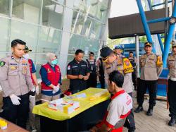 Polres Nganjuk Gelar Tes Urine untuk Sopir dan Kondektur Bus di Terminal Anjuk Ladang