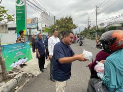 Employee Volunteering, BPJAMSOSTEK Purwokerto Bagi-bagi Takjil Gratis 