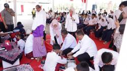 Bulan Penuh Berkah, Bupati Indramayu Salurkan Ribuan Pasang Sepatu untuk Anak Sekolah