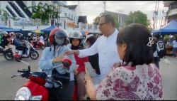 Roy Bulan, Bakal Calon Gubernur NTT, Berbagi Takjil di Bulan Suci