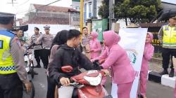 Ibu Bhayangkari Bagikan Ratusan Paket Takjil Gratis Ke Pemudik Di Jalur Limbangan Garut