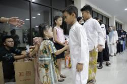 Ajak Anak-Anak untuk Berbagi, Keluarga Tasikigoi Bagikan 200 Paket Makanan untuk Yatim Piatu