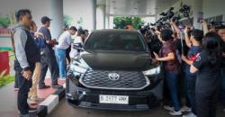 Sandra Dewi Datangi Kejagung Hanya Pakai Innova Hitam Seharga Rp400 Jutaan   