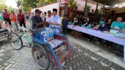 Bagi Zakat Senilai Rp13 M ke Tukang Becak, Antrean hingga 3 Km di Jombang