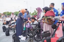 Khofifah Bersama 2000 Yatim Resmikan Tuban Abirama Rest Area