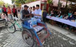 Kepala Desa Ini Bagikan Zakat Capai Rp13 Miliar ke Ribuan Tukang Becak