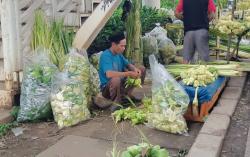 Penjualan Ketupat Lebaran Ramai Diserbu Warga Ciledug Tangerang