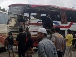 Laka Maut Bus Barlindo Vs Truk 4 Oang Tewas dan 5 Korban Luka