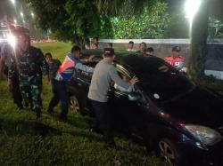 Pemudik Terperosok ke Parit, Kapospam GT Subang Gerak Cepat Bantu Evakuasi