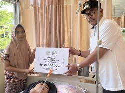 Pj. Wali Kota Lhokseumawe Serahkan Bantuan Dana Pengobatan untuk Remaja Penderita Tumor