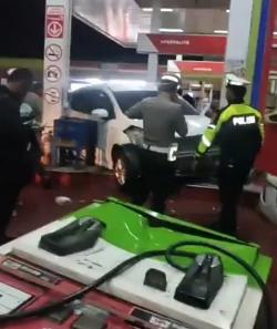 Breaking News: SPBU Simbuang di Mamuju Ditabrak Mobil, Alat Isi BBM Ambruk