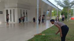 Gelar Program Bakti Religi, Polres Kutai Timur Bersih-bersih Masjid Lokasi Shalat Idul Fitri