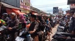 Jelang Lebaran, Kawasan Jalan Pasar Malingping Lebak Penuh Sesak dan Macet