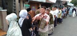 Musafahah Unik ala Warga Argasari Kota Tasikmalaya Usai Laksanakan Sholat Id