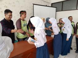 FOTO: Jelang Lebaran Alumni SMP Negeri 8 Berbagi Kepada Anak Yatim