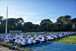 Bima Arya dan Dedie Rachim Salat Idul Fitri di Lapangan Sempur Bersama Warga