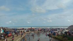 Hari Kedua Lebaran, Pantai Bagedur Mulai Dipadati Wisatawan