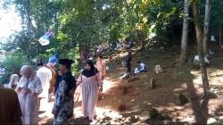 Unik! Tradisi Ziarah Kubur di Atas Bukit Curam di Pandeglang, Seperti ini Kondisinya