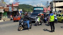 H+1 Lebaran Jalur Selatan Limbangan Malangbong Padat, Satlantas Polres Garut Urai Kemacetan