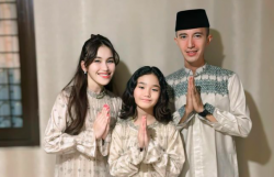 Ayu Ting Ting Lebaran Bersama Calon Suami dan Keluarga Besar