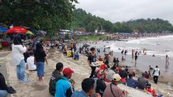 Meski Gelombang Tinggi, Eksotisme Pantai Karanghawu jadi Daya Tarik bagi Wisatawan Berkunjung 