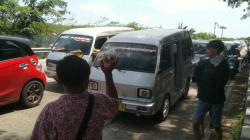 Berkah Macet, Pedagang Asongan di Perbatasan Cilegon-Anyer Raup Untung