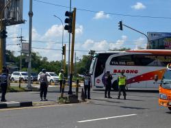 Polres Jombang Kerja Keras Urai Kepadatan Kendaraan di Jalur Arteri, Arus Jadi Lancar!