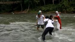 Jembatan Gantung Ambruk, Warga di Banjarsari Lebak Nekat Sebrangi Arus Sungai