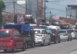 Libur Lebaran, Jalur Wisata Pantai Anyer-Cinangka Mulai Dipadati Kendaraan Roda Empat